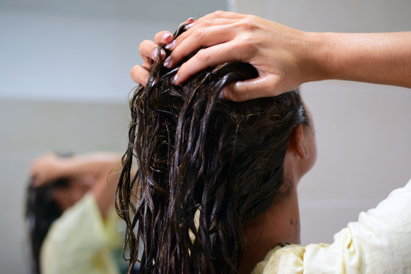 Nourish your hair with an oil bath (prepoo)